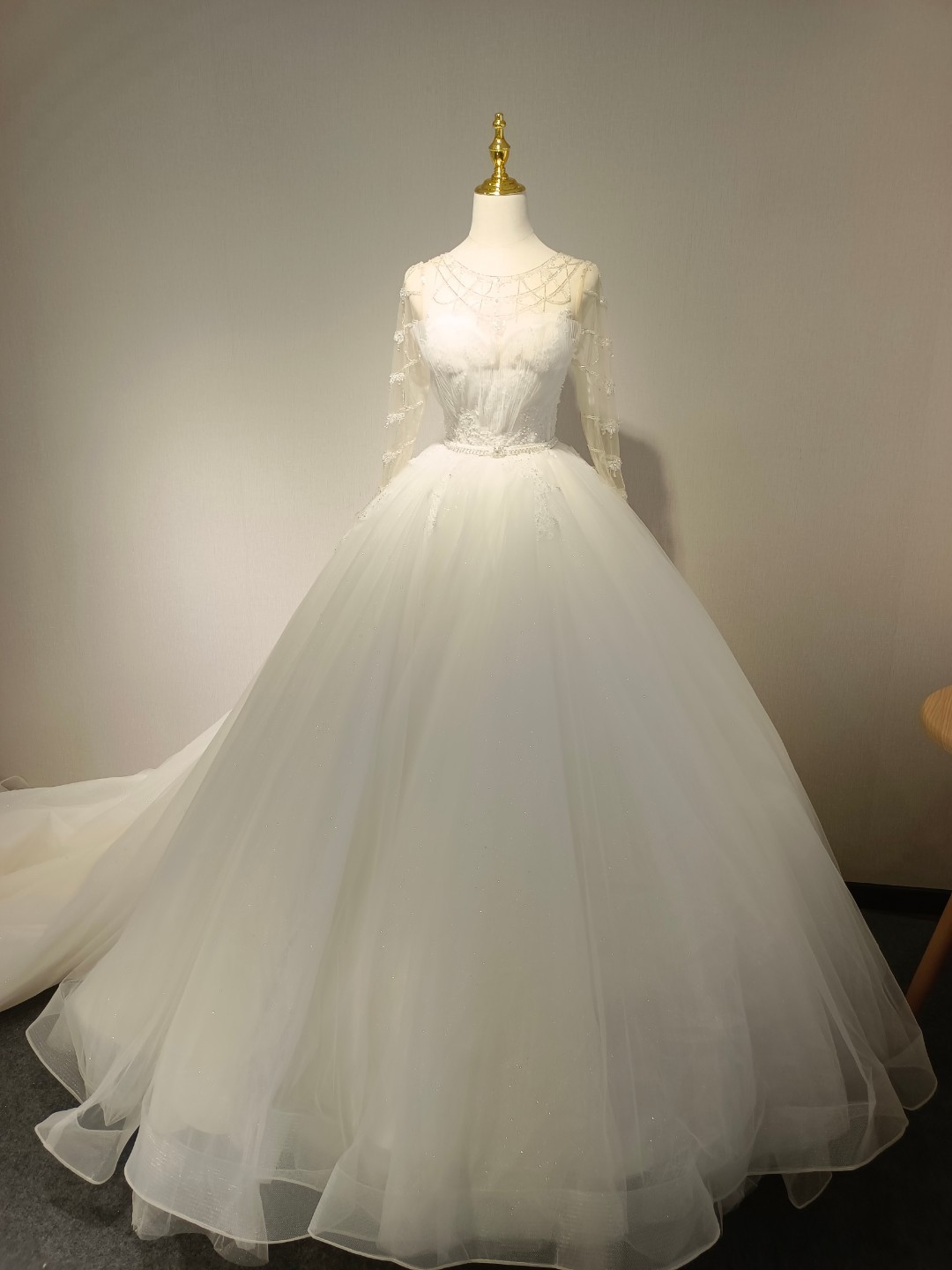 这个套餐性价比高，满足了新娘结婚当天所有的礼服需