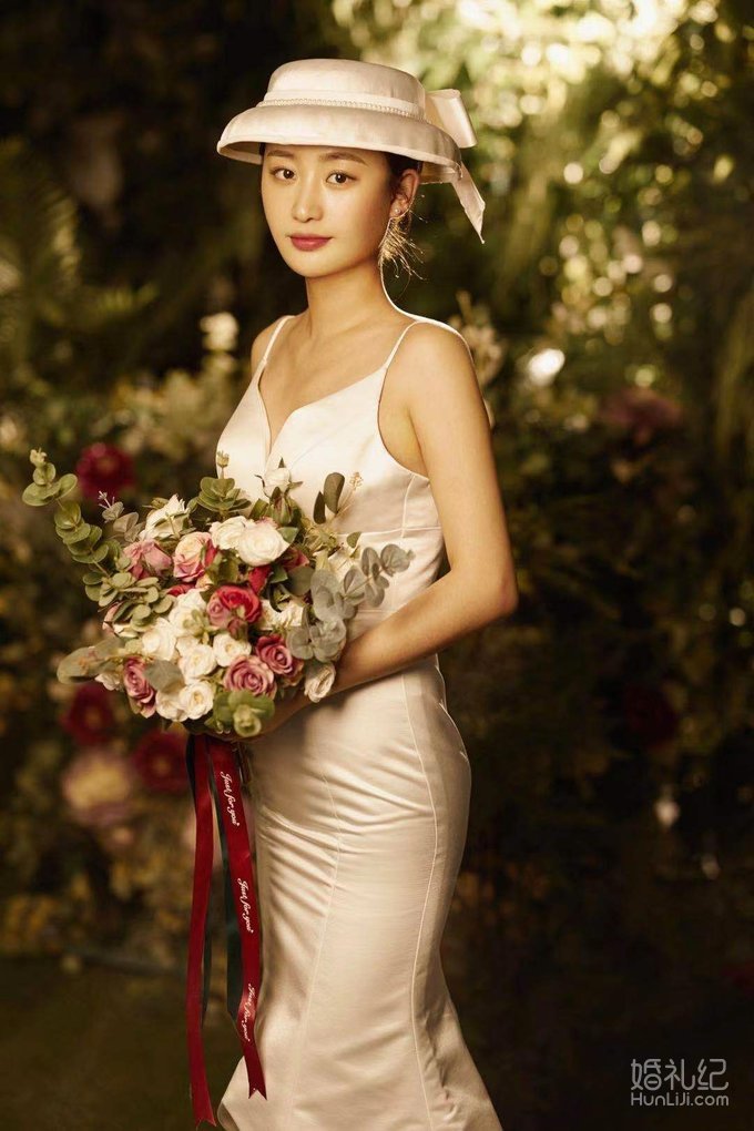 婚纱照分享丨选对造型，素人小夫妻变身大明星！