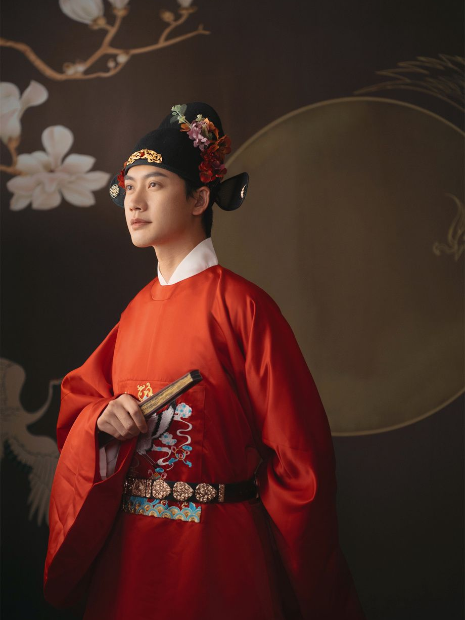 礼服师 婷婷， 化妆师 杨丽， 摄影师 云云， 灯光师 孙孙