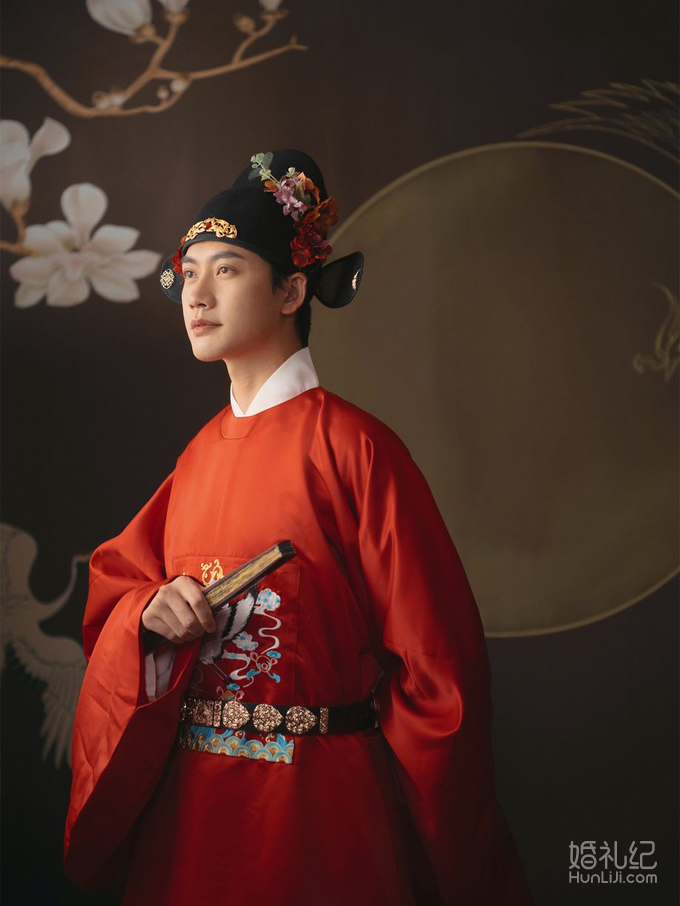 礼服师 婷婷， 化妆师 杨丽， 摄影师 云云， 灯光师 孙孙