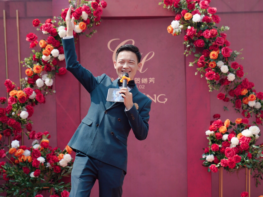 轻松叙述但又不失幽默型的主持风格