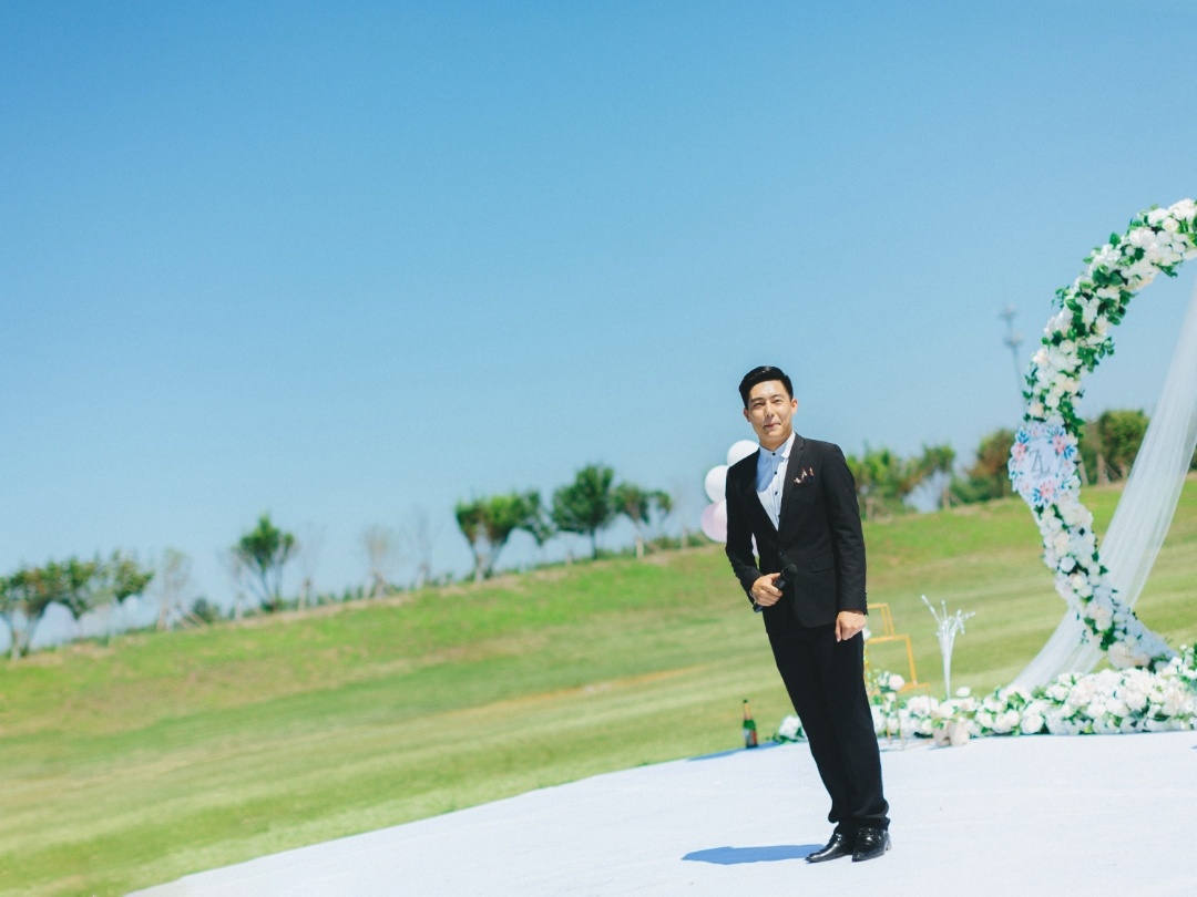 您好我是您的婚礼主持人，期待为您服务。