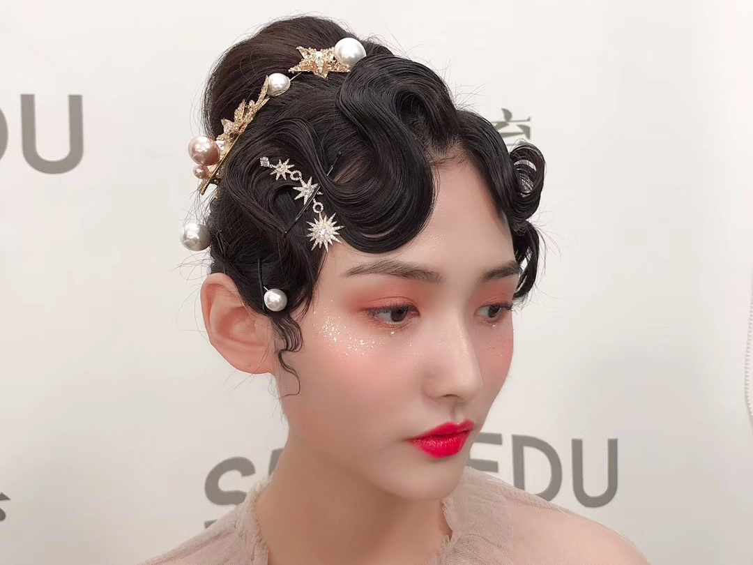 精致新娘跟妆，品牌化妆品，请各位准新娘提前预约哦