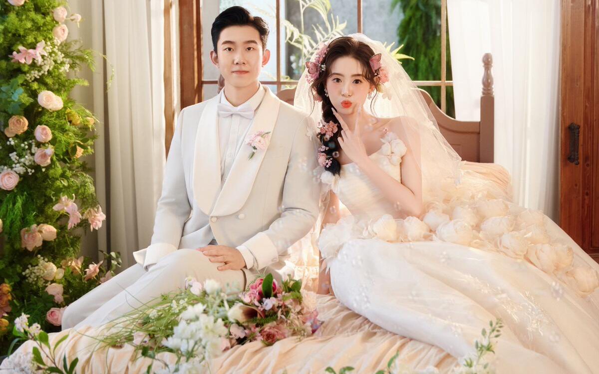 愛意與鮮花撞個滿懷 滿分甜妹的婚紗照