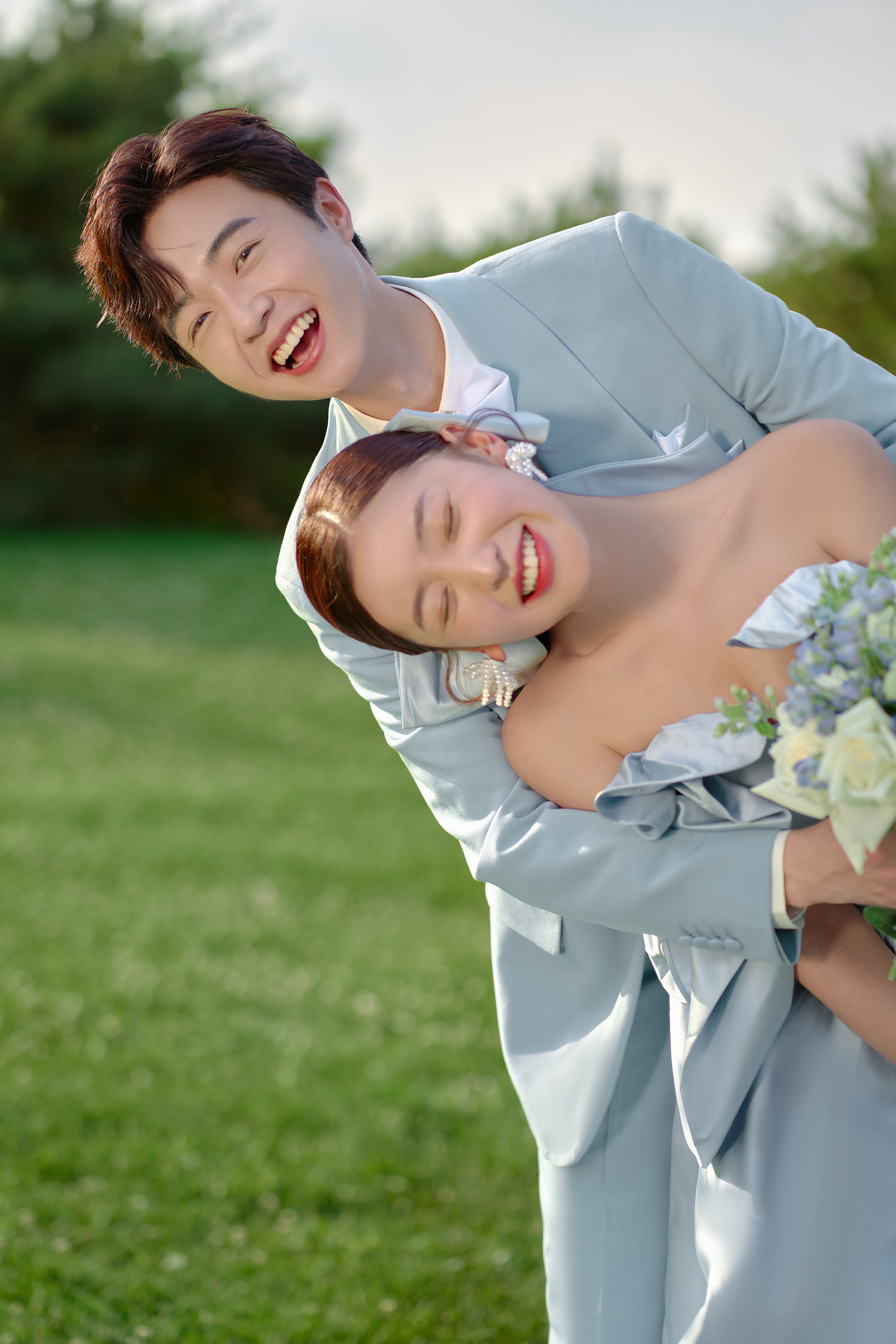 【新年钜惠】草坪电影感婚纱照+拍摄服装任选