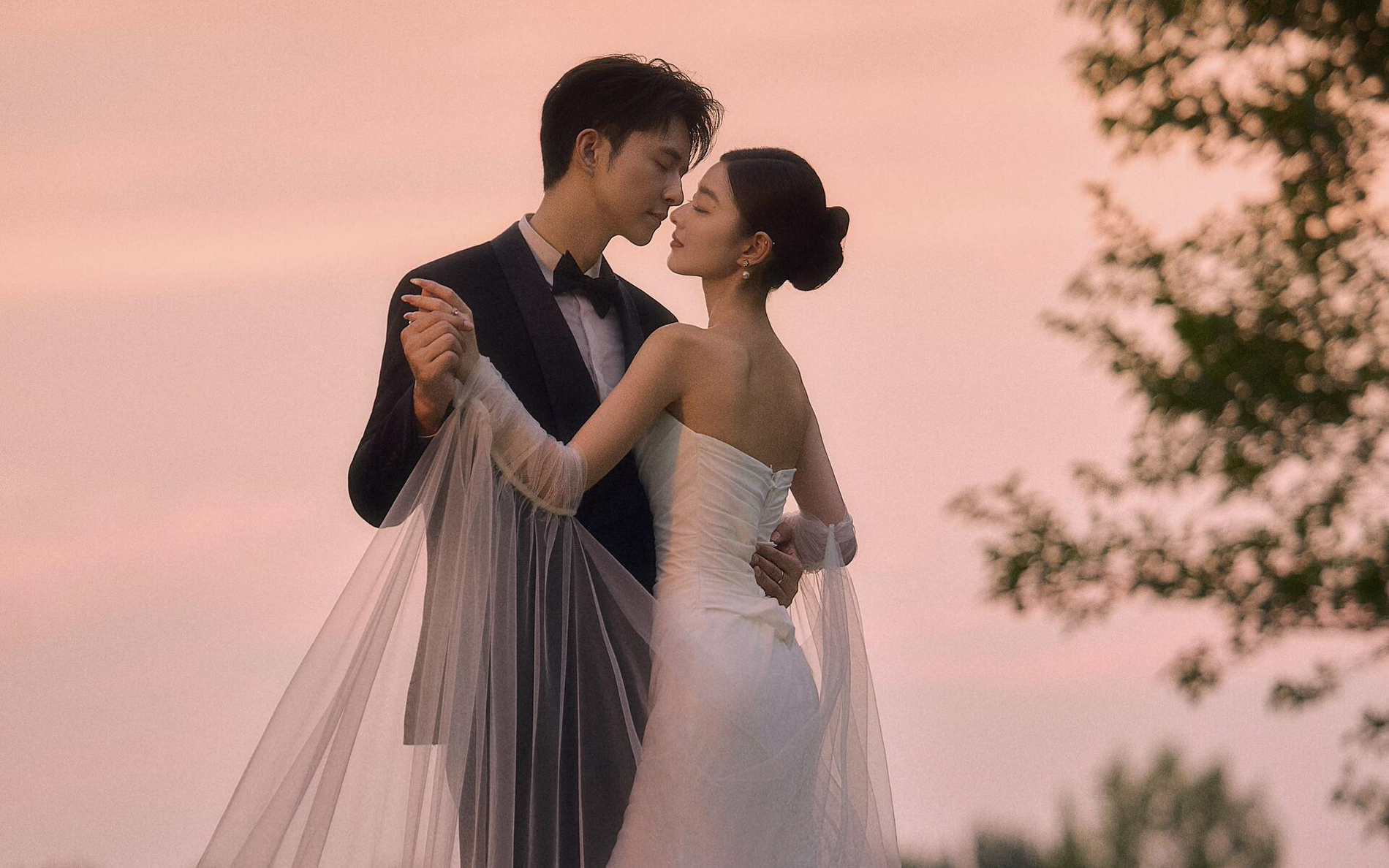 夕陽(yáng)草坪婚紗照??美到心里
