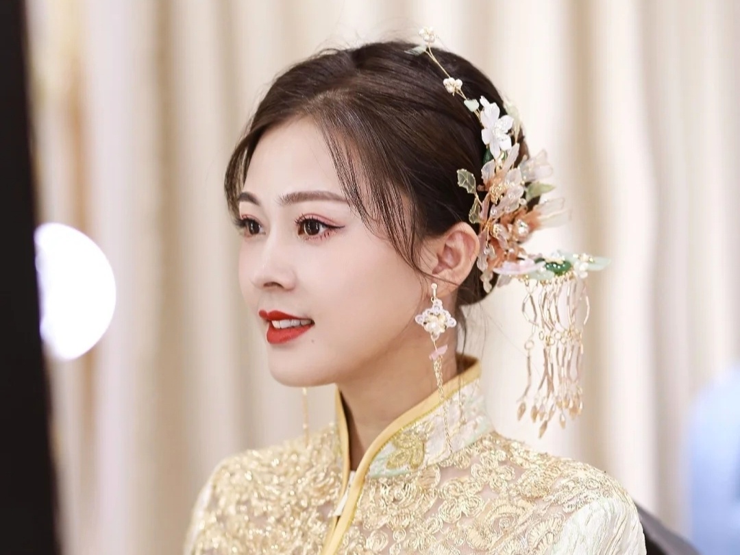 爆  百分满意，提供三套妆造，精美饰品，全程跟妆
