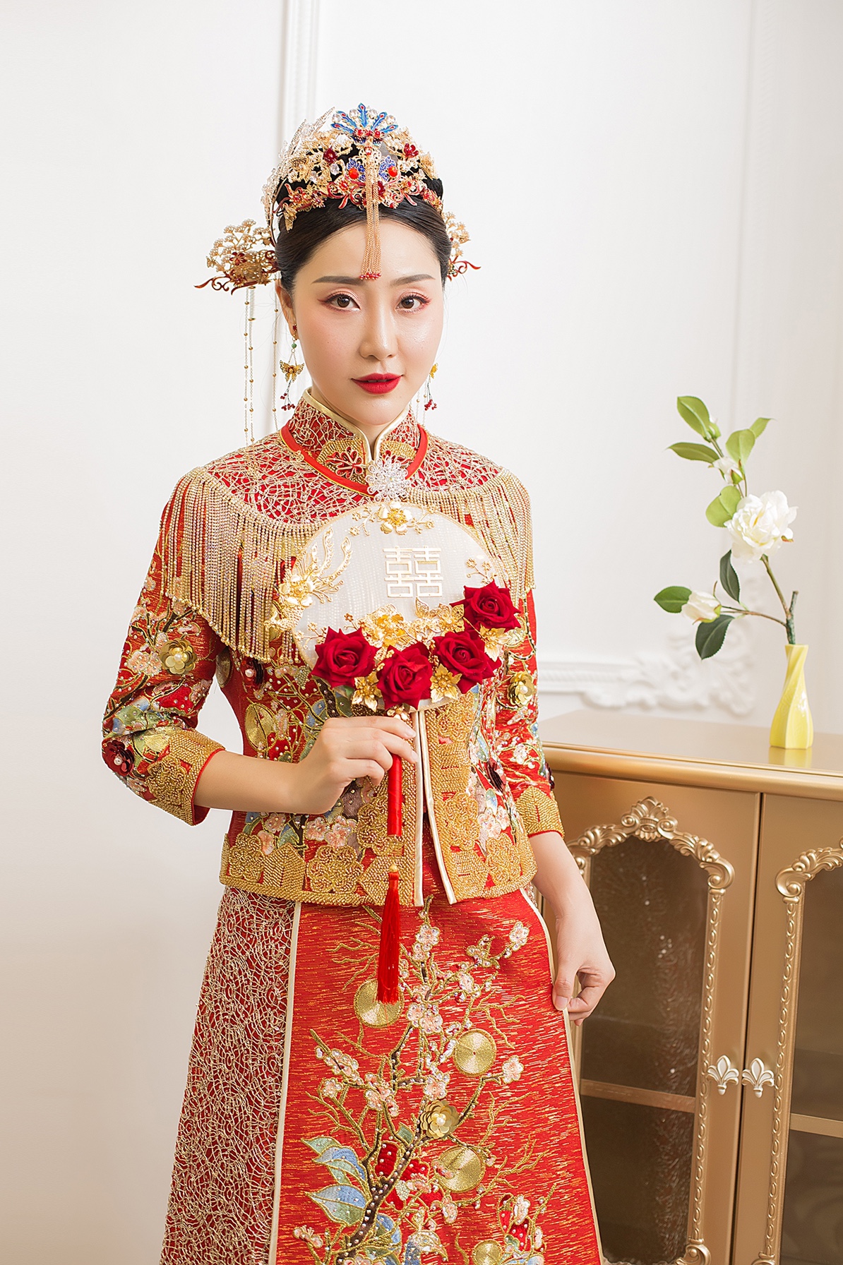 除了秀禾服和龙凤褂，又一款中国式嫁衣火了？