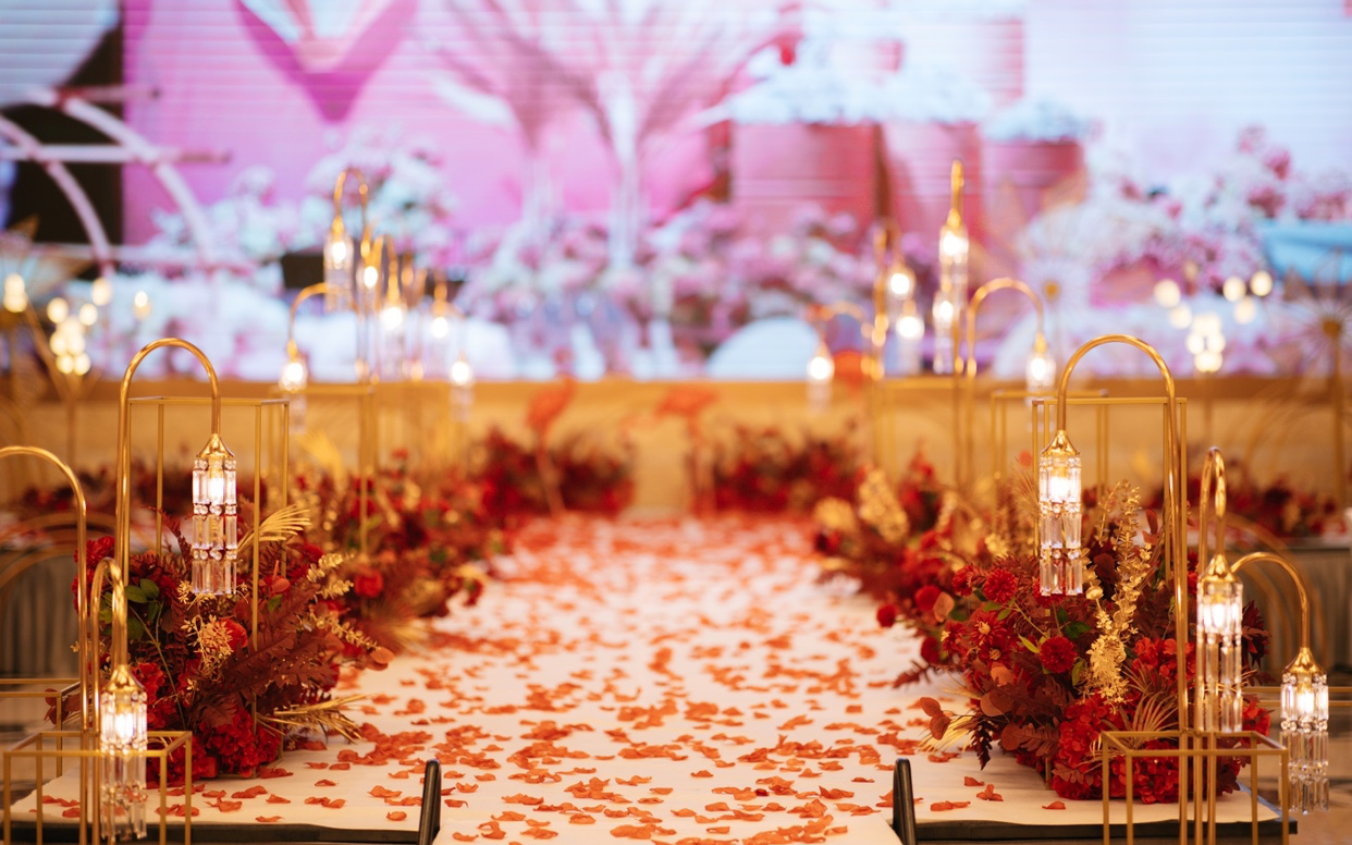 小預(yù)算室內(nèi)紅色系婚禮現(xiàn)場布置