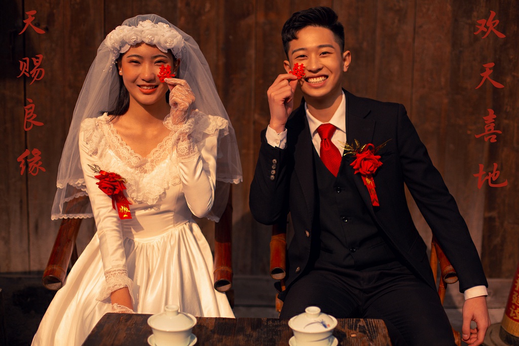 拍了一套父母时代的复古婚纱照，惊艳了时光