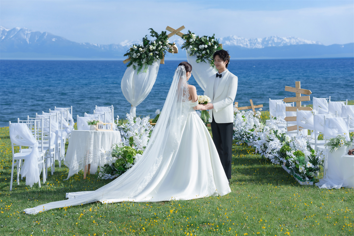 新疆赛里木湖路线雪山湖泊草原森林目的地婚礼