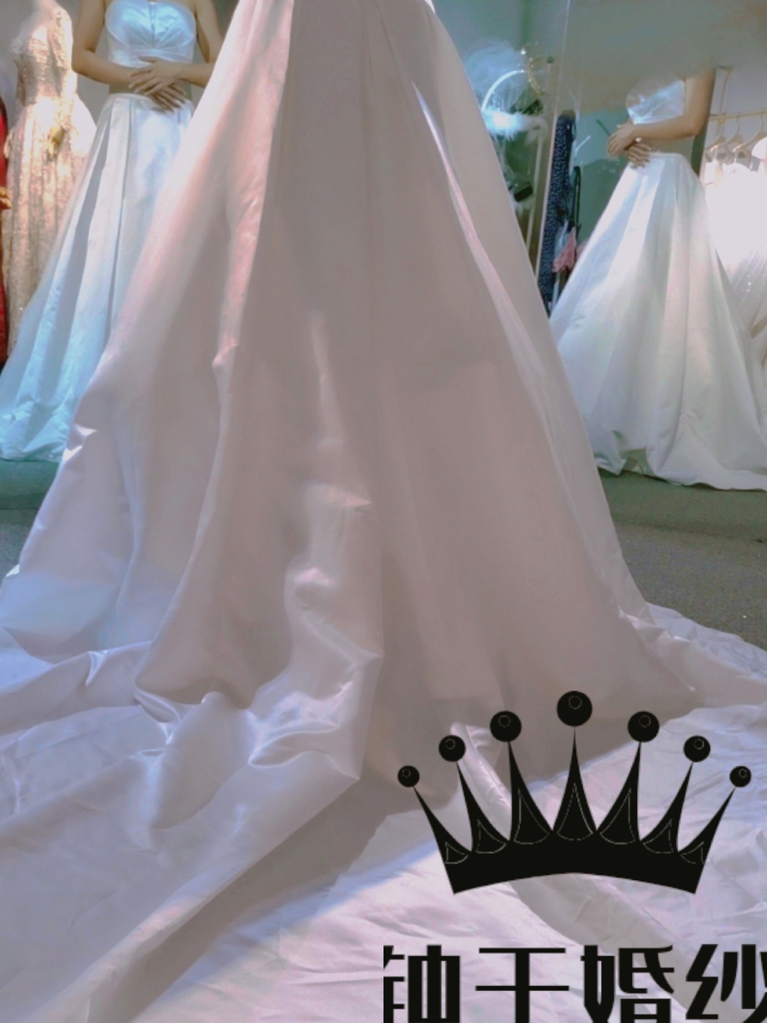 小拖尾婚纱和秀禾服六件套