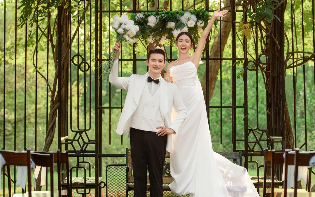 把婚礼仪式搬进婚纱照