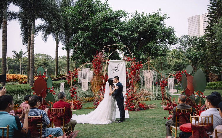 红金色户外草坪婚礼，多元素的搭配