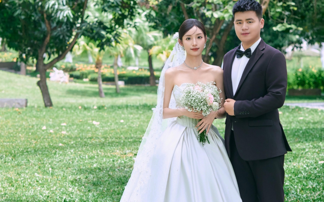 这组草坪婚纱照，藏着我们的甜