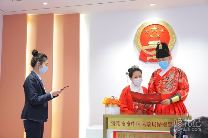 穿汉服拍登记照领证，❤️领证这么穿太酷了！