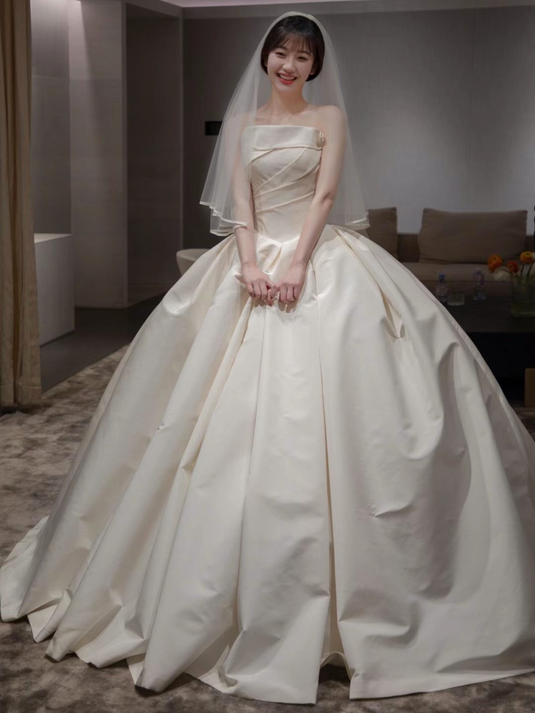抹胸款进口缎面婚纱