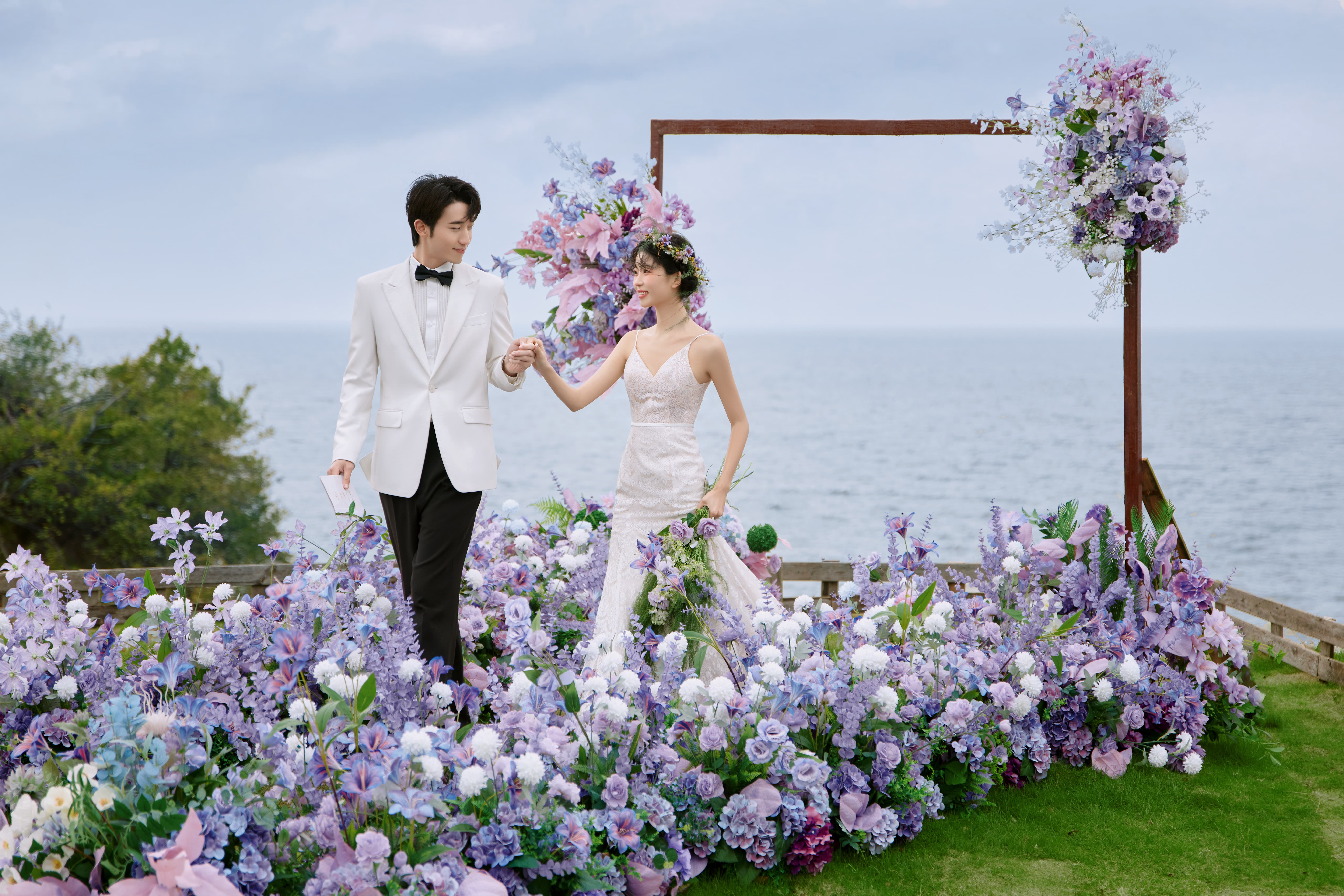 突然就Get到草坪婚纱照的美