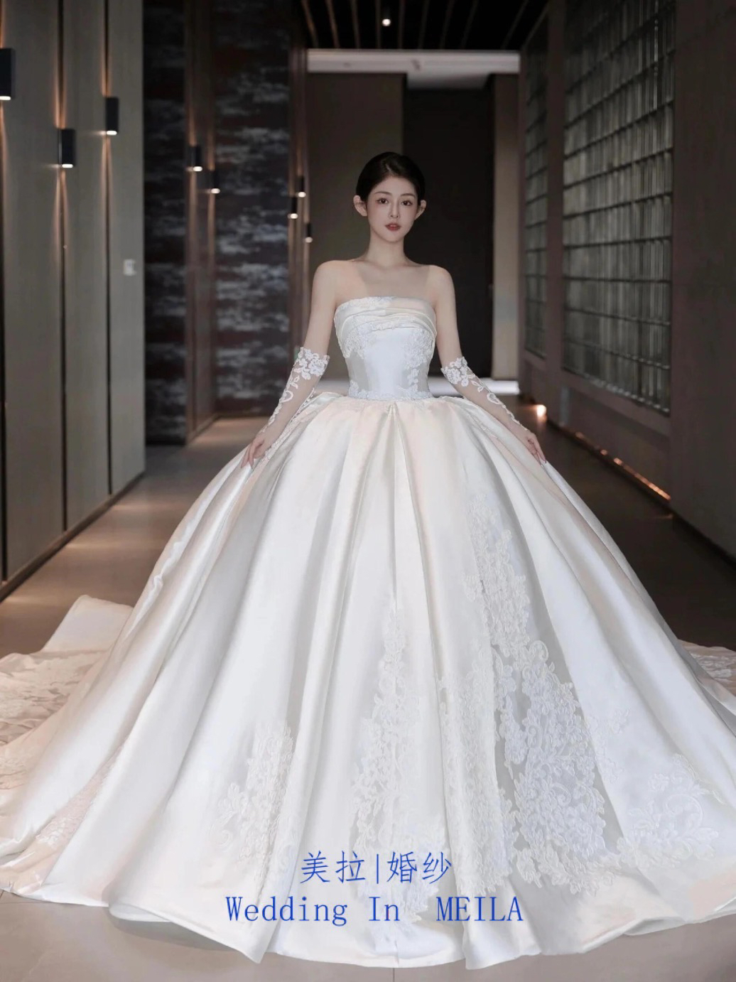 抹胸极简缎面婚纱
