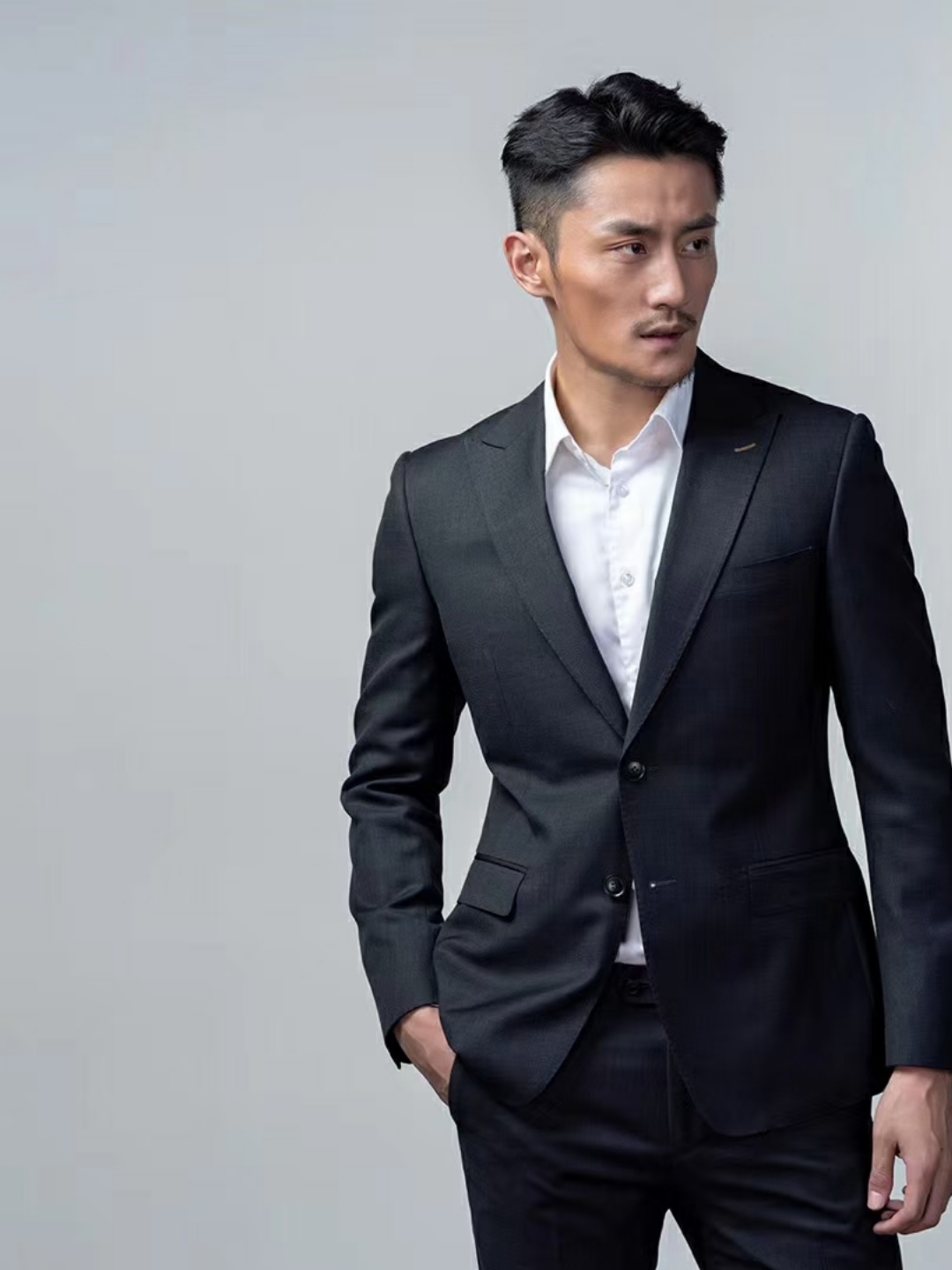 大气有型的黑色西服两件套