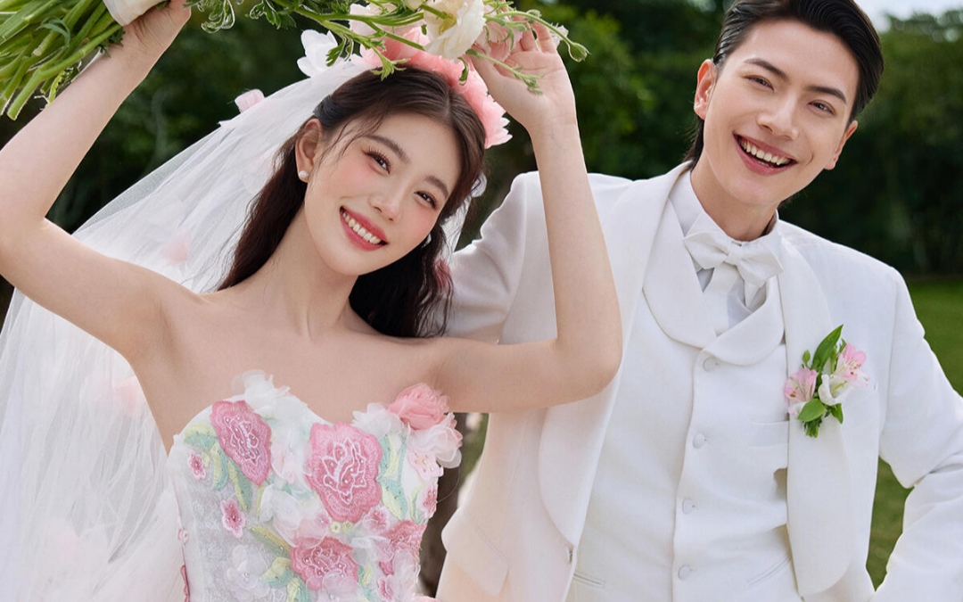 🌸坠入春日梦幻！草坪婚纱照美出新高度