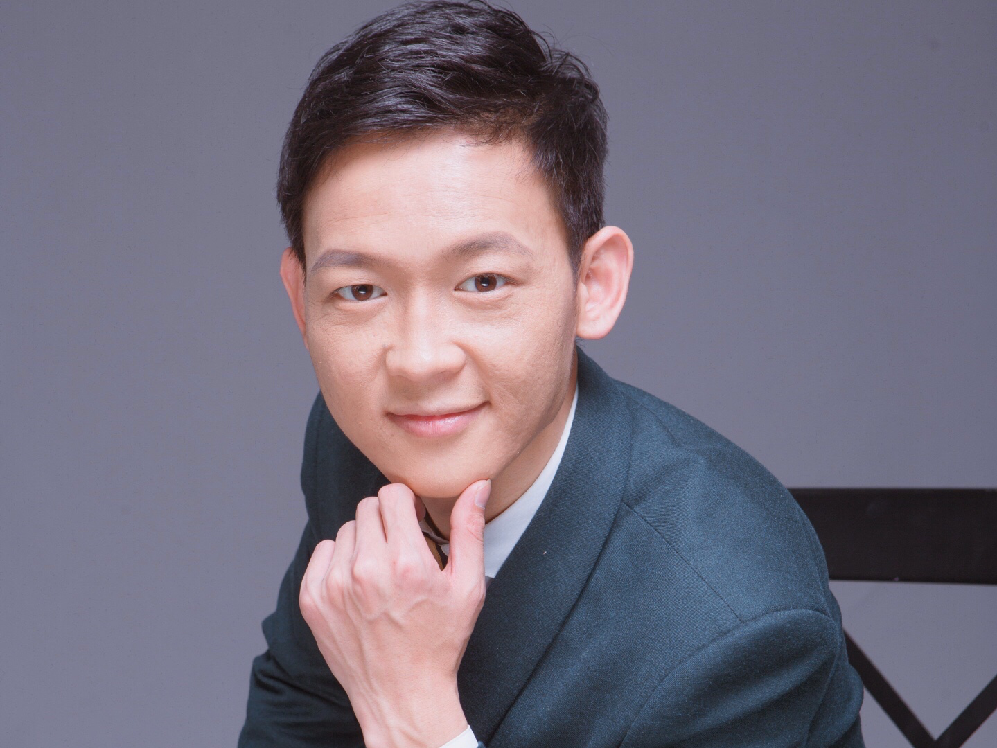 轻松叙述但又不失幽默型的主持风格