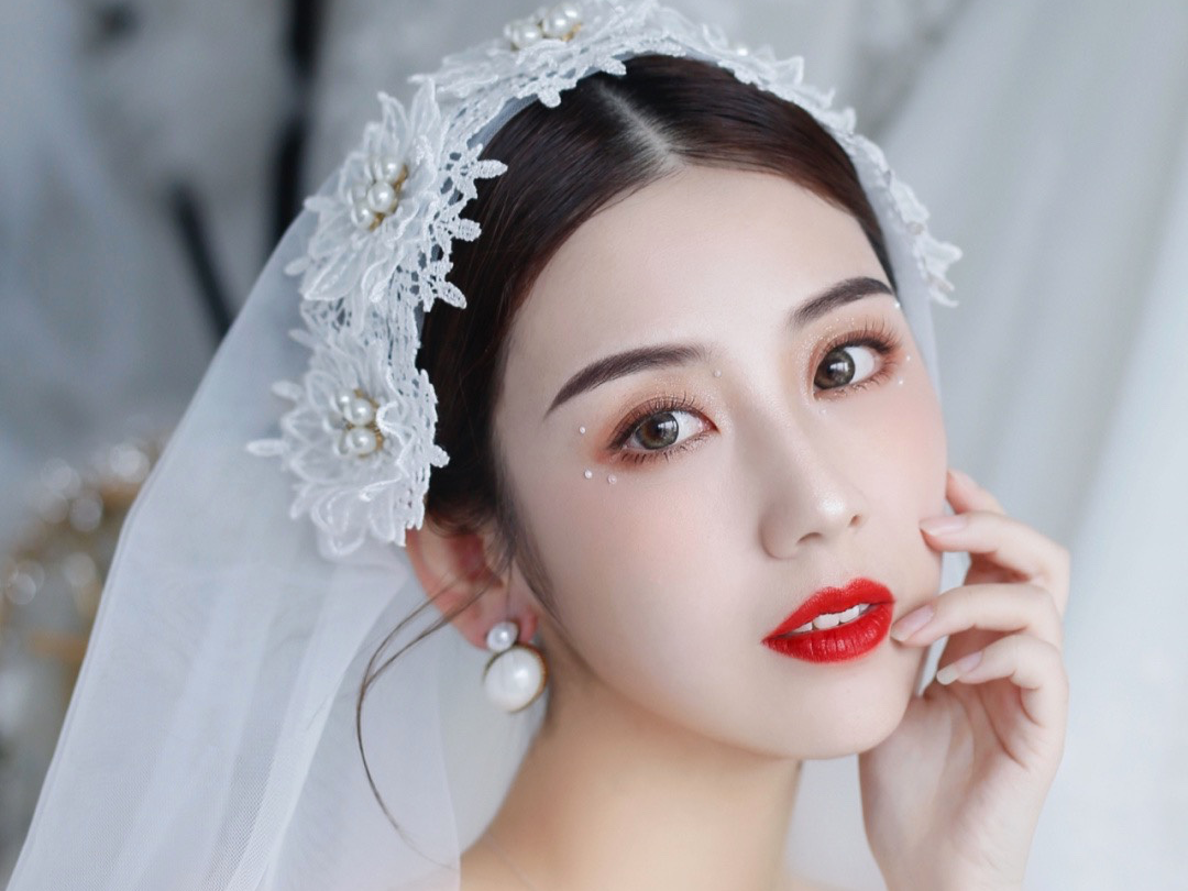 化妝師試妝服務(wù)提供精致頭飾