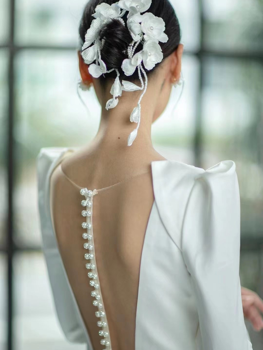 缎面长袖极简复古婚纱，法式婚纱