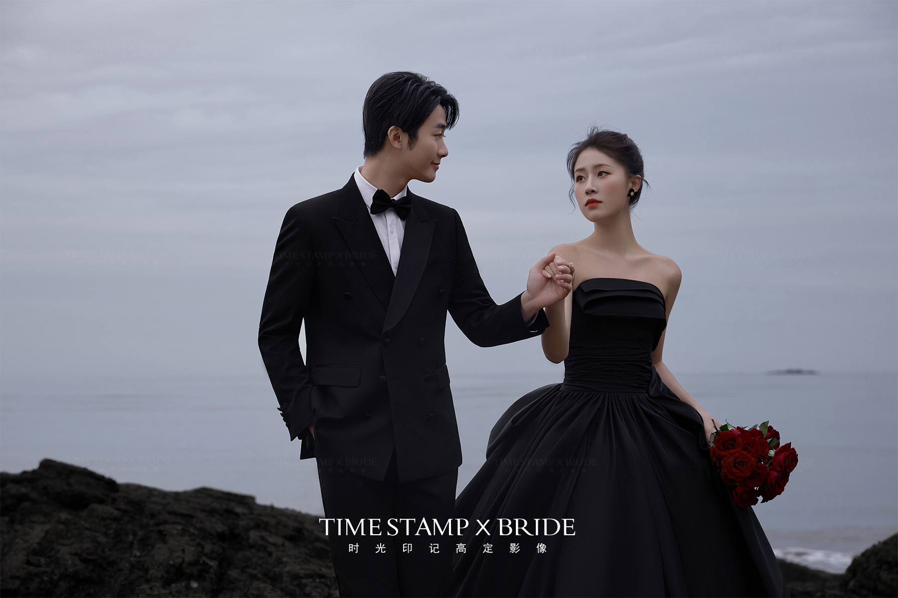 高级感拉满的海景礁石婚纱照，这套黑纱绝了！