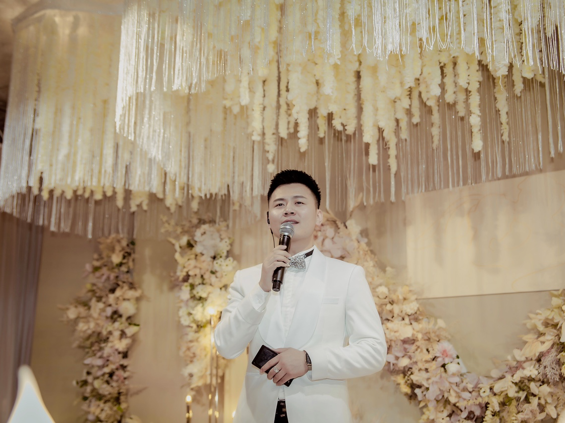 大气兼幽默的主持格，让你的现场与众不同