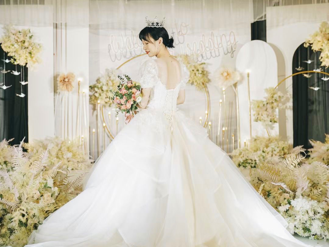 2021簡(jiǎn)愛(ài)香檳色溫馨浪漫婚禮