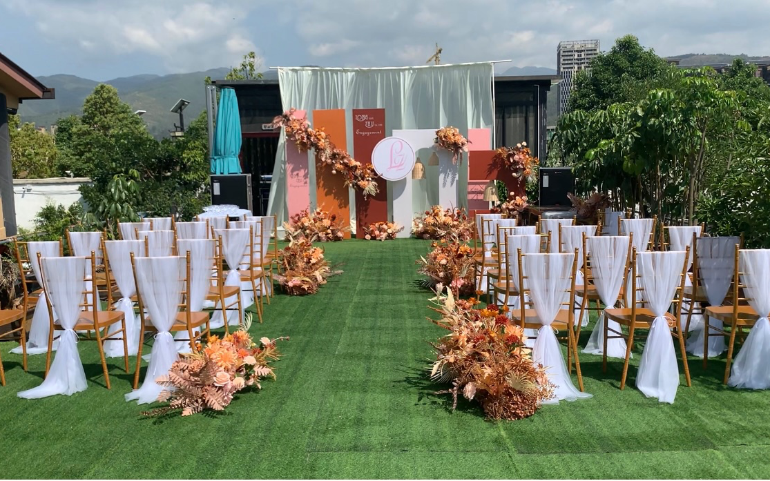 小預(yù)算戶外秋色系婚禮現(xiàn)場