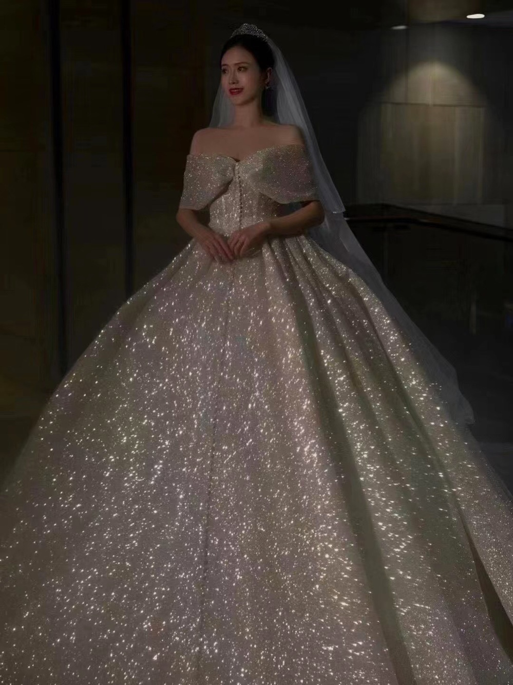 【镇店】设计师款婚纱套系+伴娘服+伴郎马卦