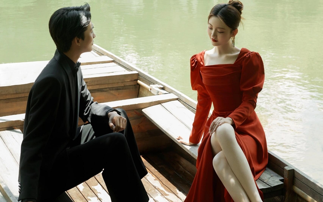 中式园林搭配着红色礼服🧣
画面中都是爱的寓意
