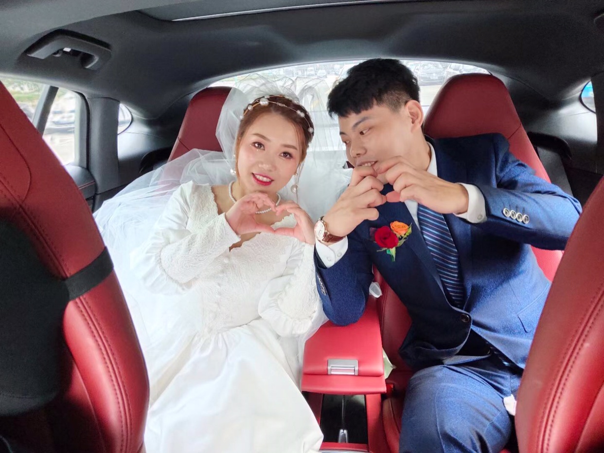 婚礼结束，出秀禾伴郎服婚纱头纱耳饰头饰披肩斗篷