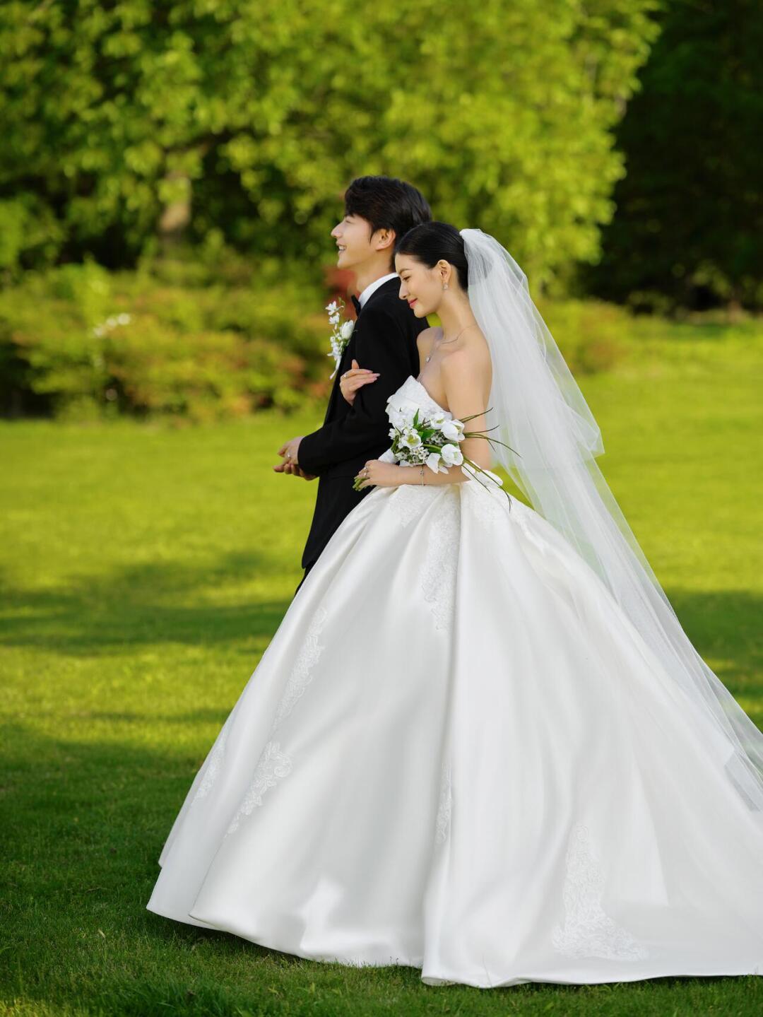 氛围感草坪婚纱照