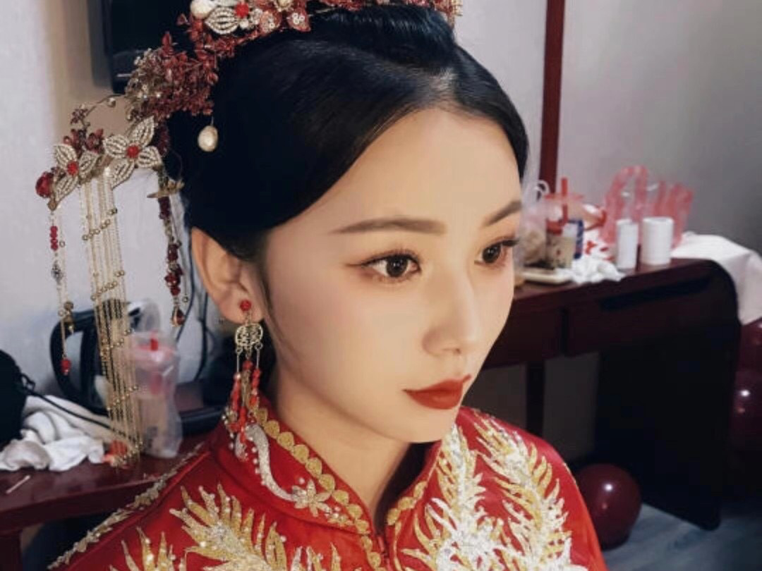 新娘跟妆一条龙！详情微信咨询超值！