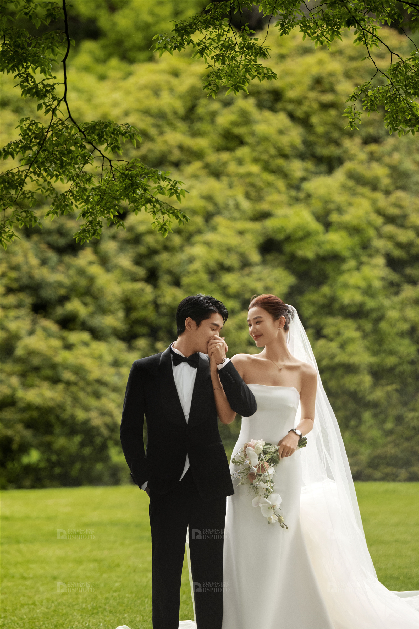 备婚推荐 | 怎样都好看的草坪婚纱照