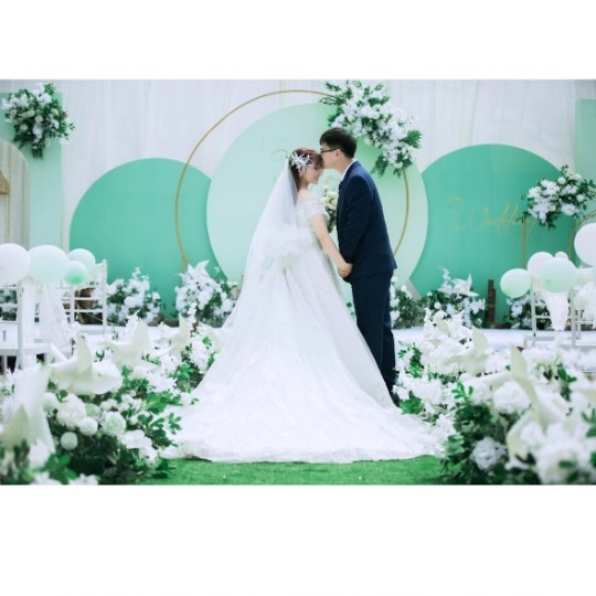 像风，他吹散了生活的雾
如月，她温柔了人间的路