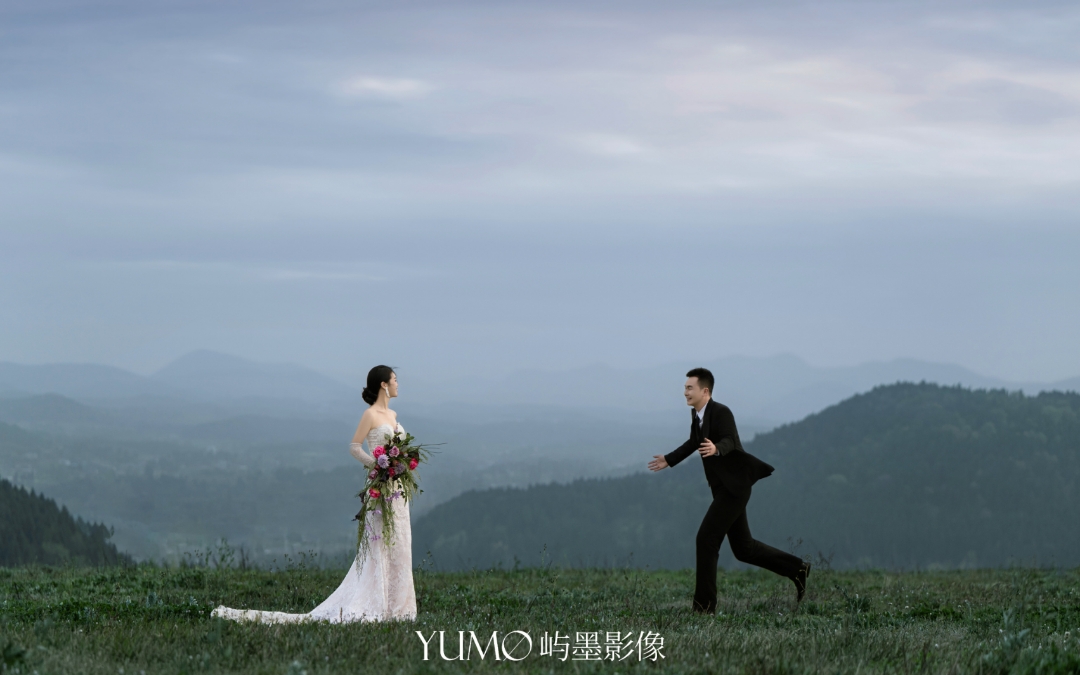 “携山野的清风在双眸中遇见爱情”电影感婚纱照