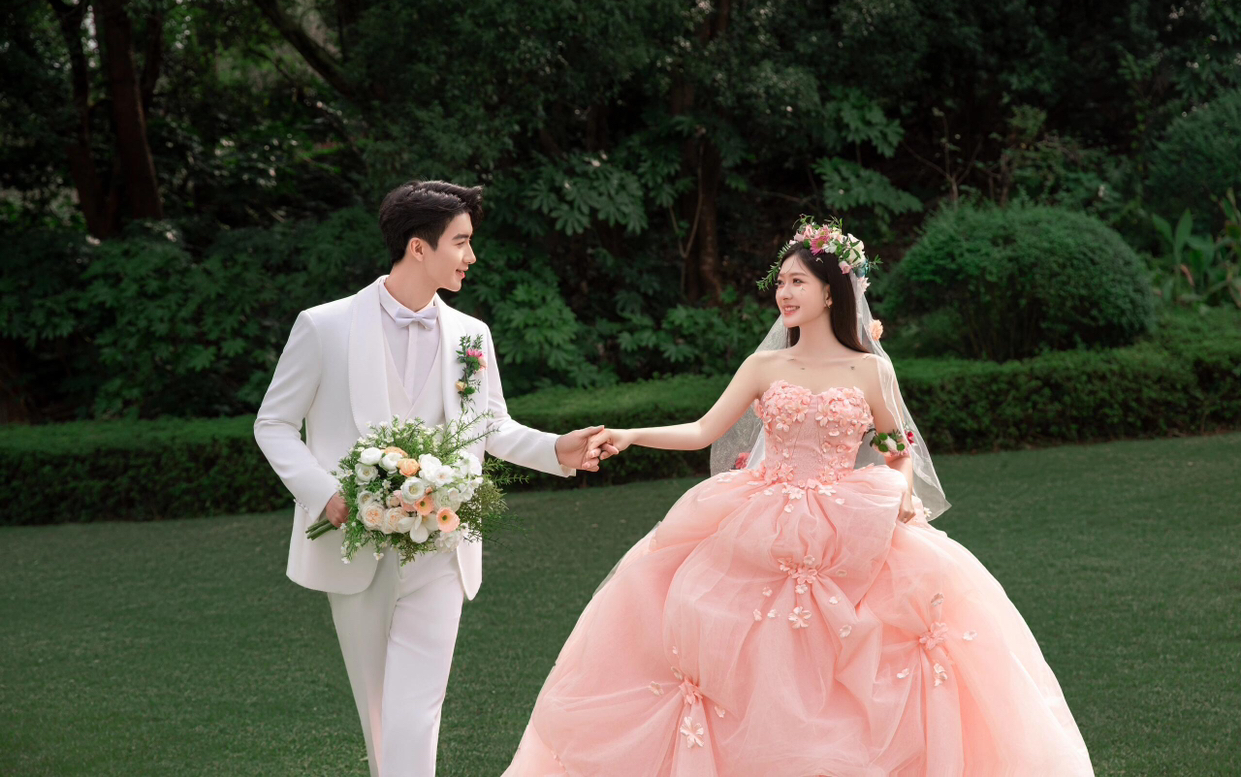 00后的松弛感??這樣拍草坪婚紗照超出片?? 