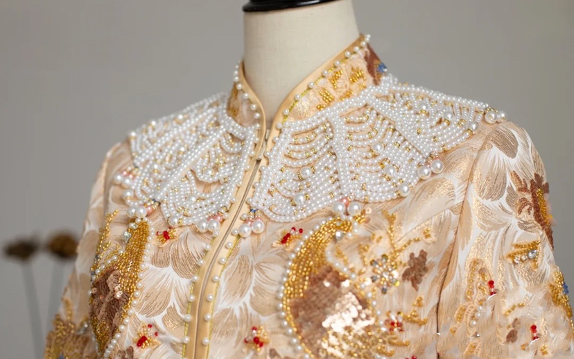 别具匠心的珍珠金色秀禾服