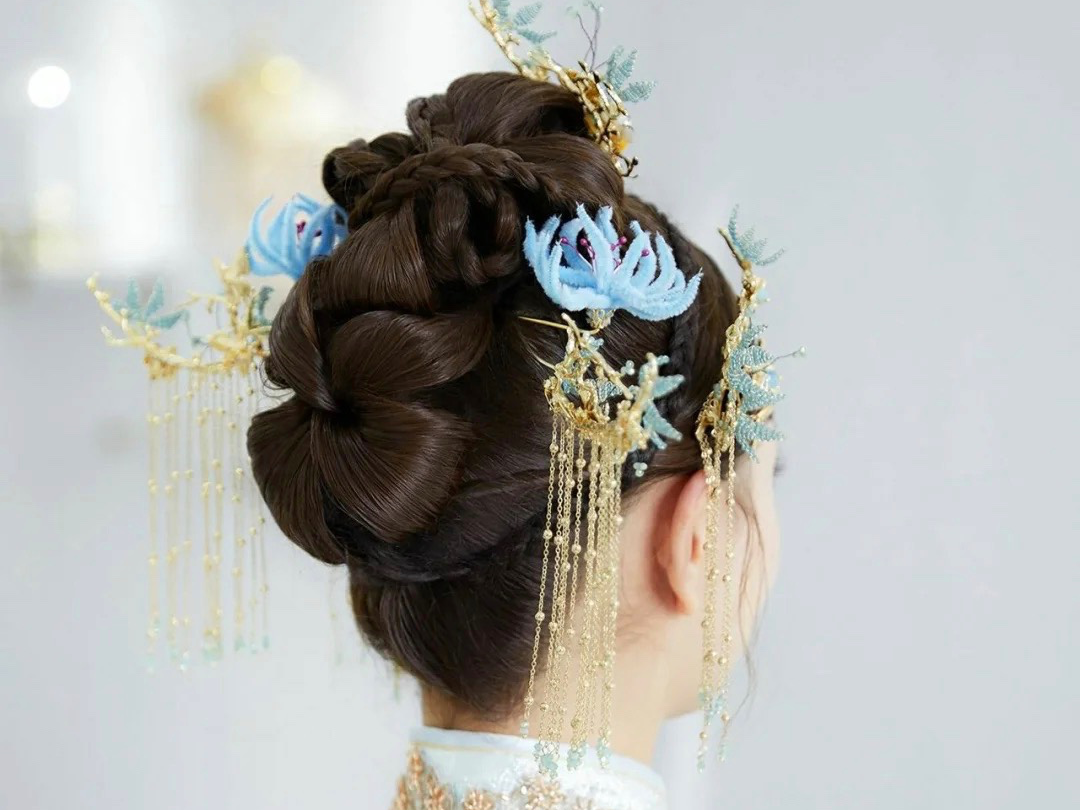 黄金档期资深化妆师全天跟妆（1980预定赠送亲友