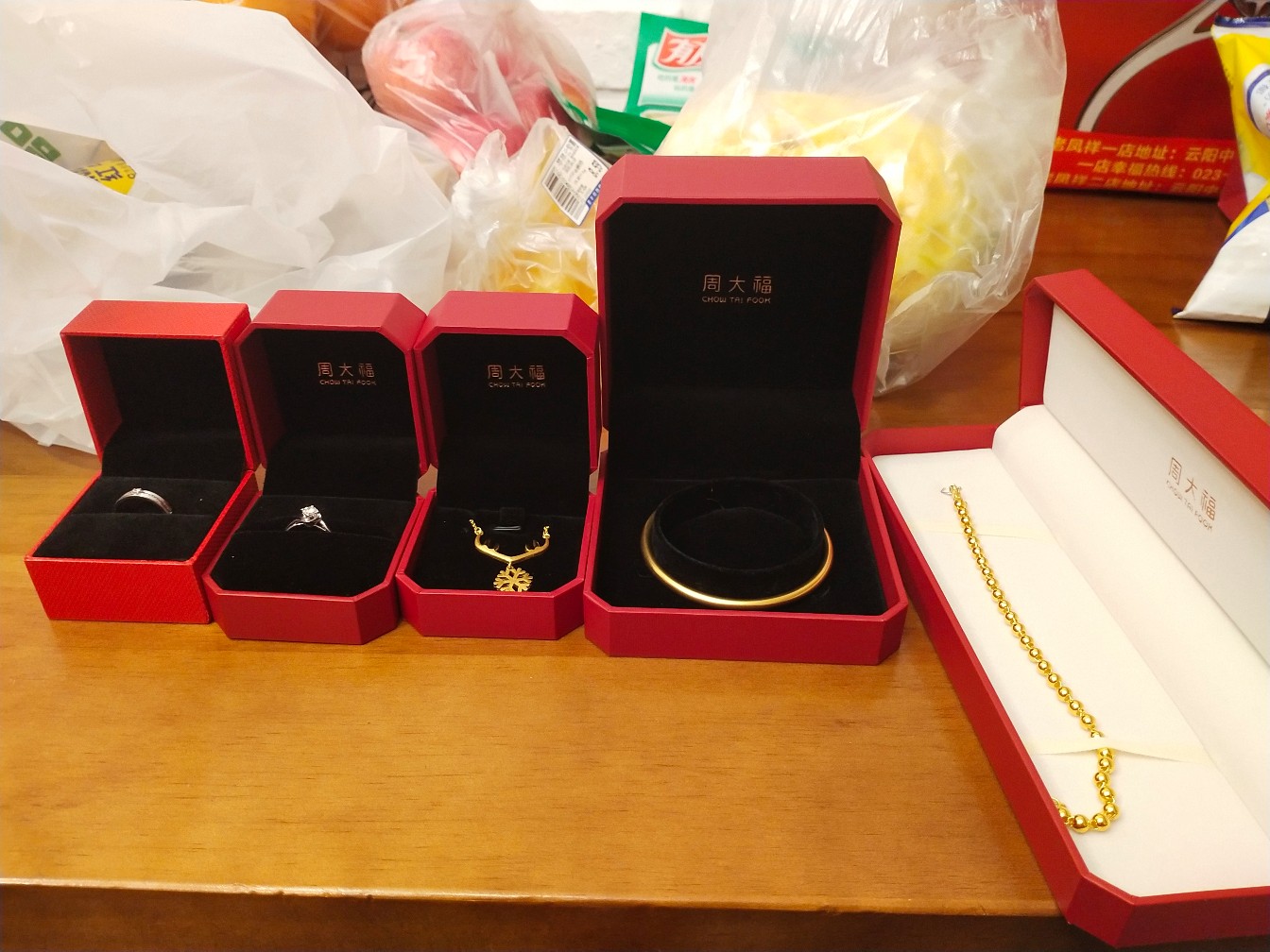 2万买金，周大福和周生生哪个好？