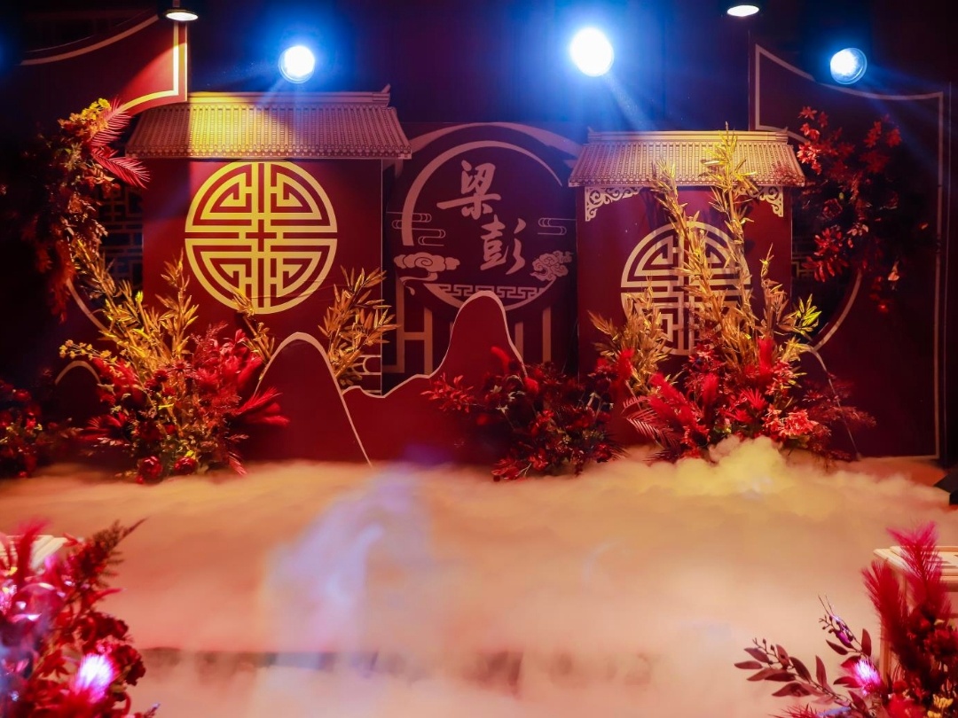 紅色定制傳統(tǒng)中式婚禮現(xiàn)場(chǎng)