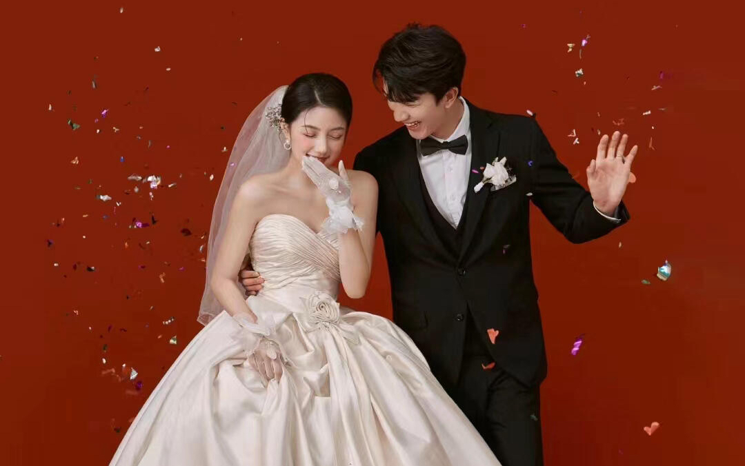 这组红底喜嫁风婚纱照官宣也太甜了叭 