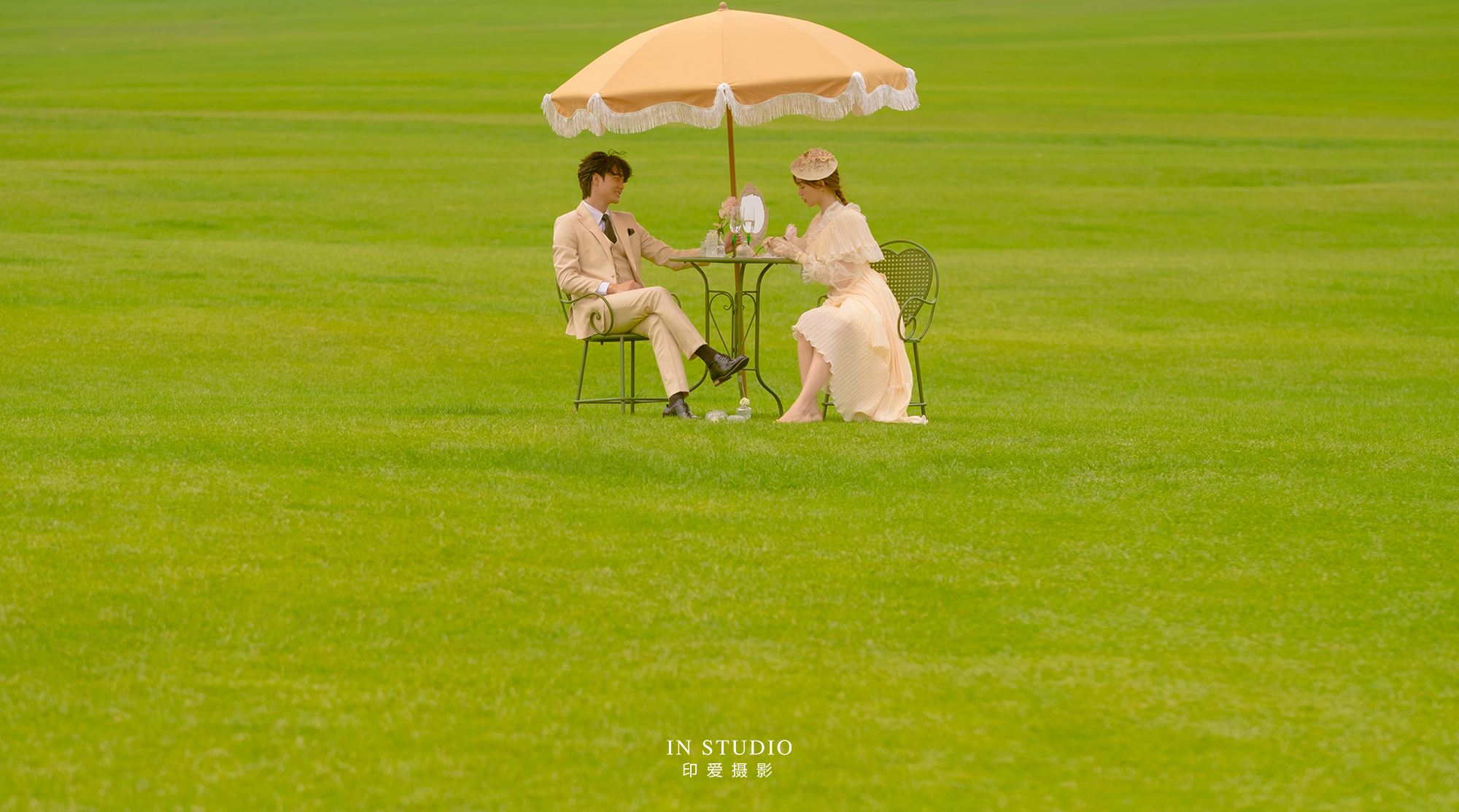 优雅轻法式治愈草坪婚纱照