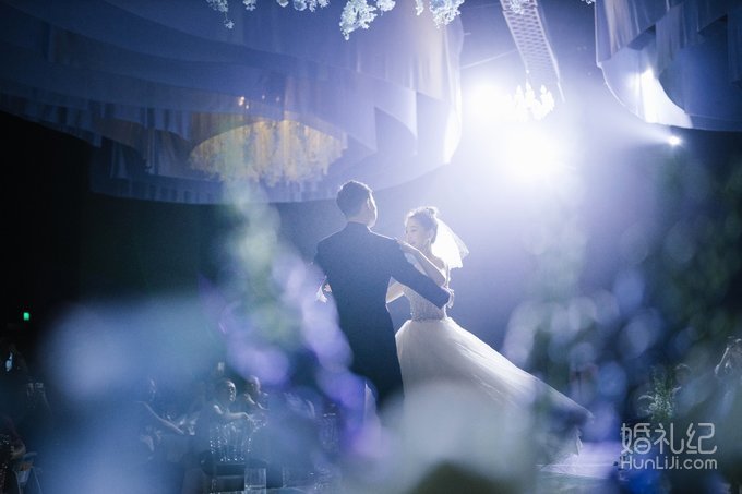 婚礼特别环节引宾客尖叫，开场演绎的第一支舞