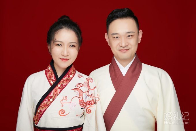穿汉服拍登记照领证，❤️领证这么穿太酷了！