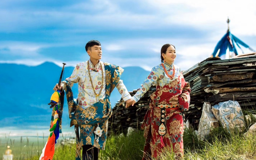 青海湖藏式四套服装(一个套内景)